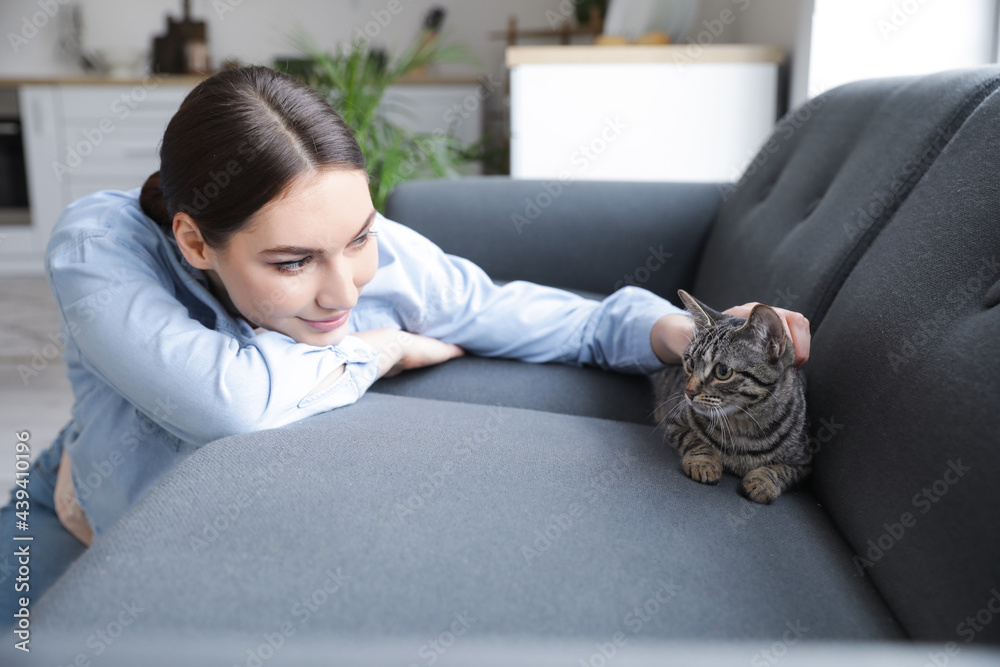 家里养着可爱猫的漂亮年轻女人