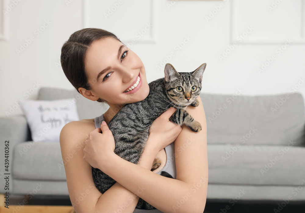 家里养着可爱猫的漂亮年轻女人