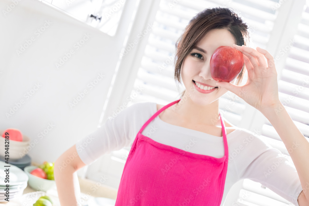 亚洲家庭主妇拿着苹果