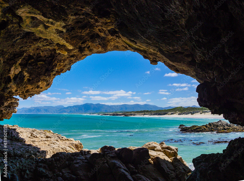 从克利普加特洞穴（Klipgat Cave）俯瞰赫尔曼努斯（Hermanus）和克莱因里维尔山脉（Kleinrivier Mountains）。De Kelders（或Die Kelders）。