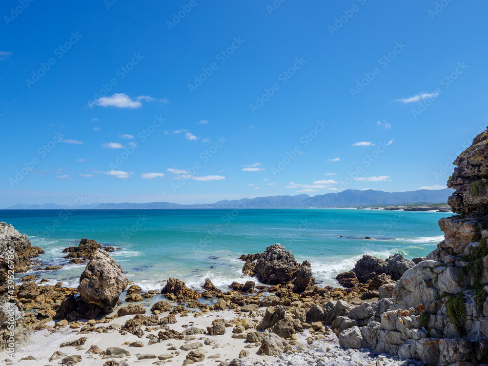 从克利普加特洞穴（Klipgat Cave）俯瞰赫尔曼努斯（Hermanus）和克莱因里维尔山脉（Kleinrivier Mountains）。De Kelders（或Die Kelders）。