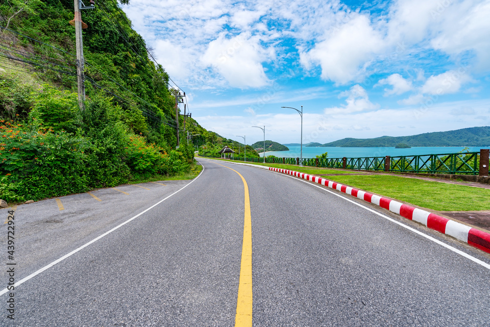 普吉岛周围的柏油路阳光明媚的夏日里美丽的海滨景色迷人