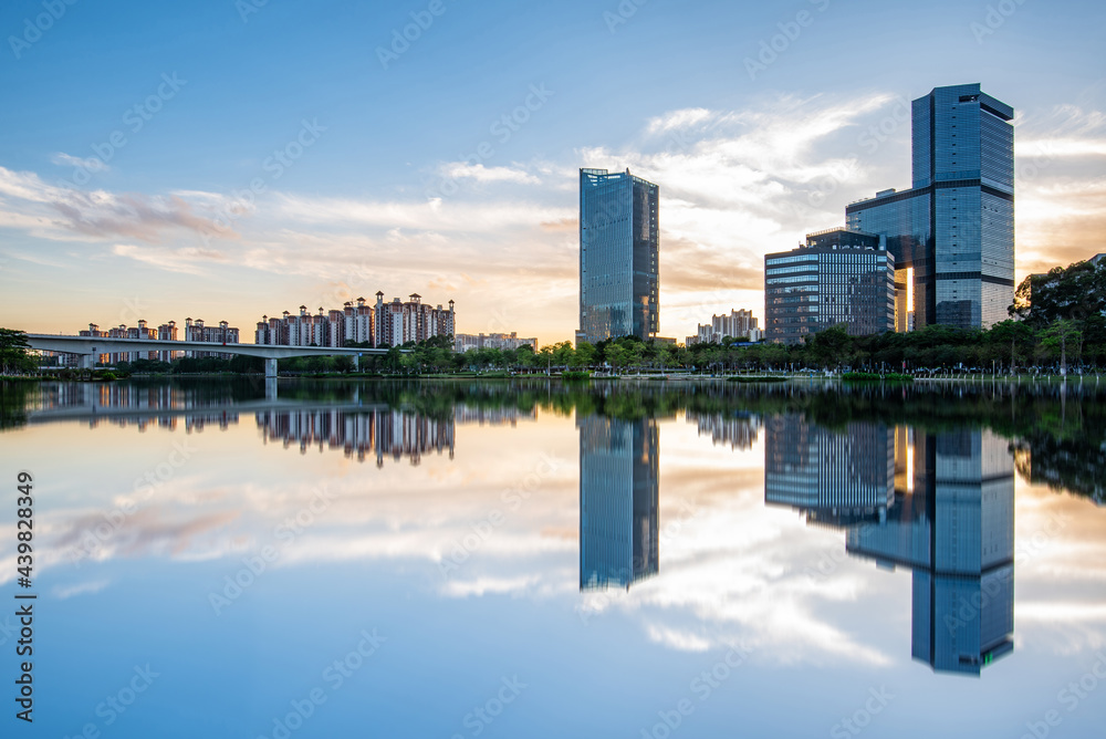 广州市南沙区蕉门河沿岸建筑的天际线