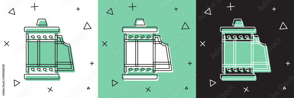将相机老式胶卷暗盒图标隔离在白色和绿色黑色背景上。35mm胶片