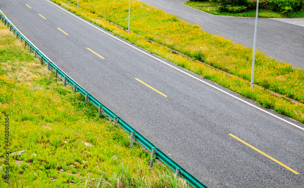 沥青公路路面场景。高角度视图。