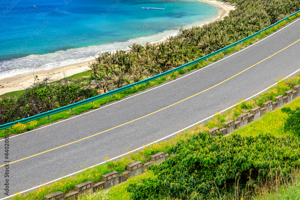 沥青公路和蓝海自然景观。高角度视角。