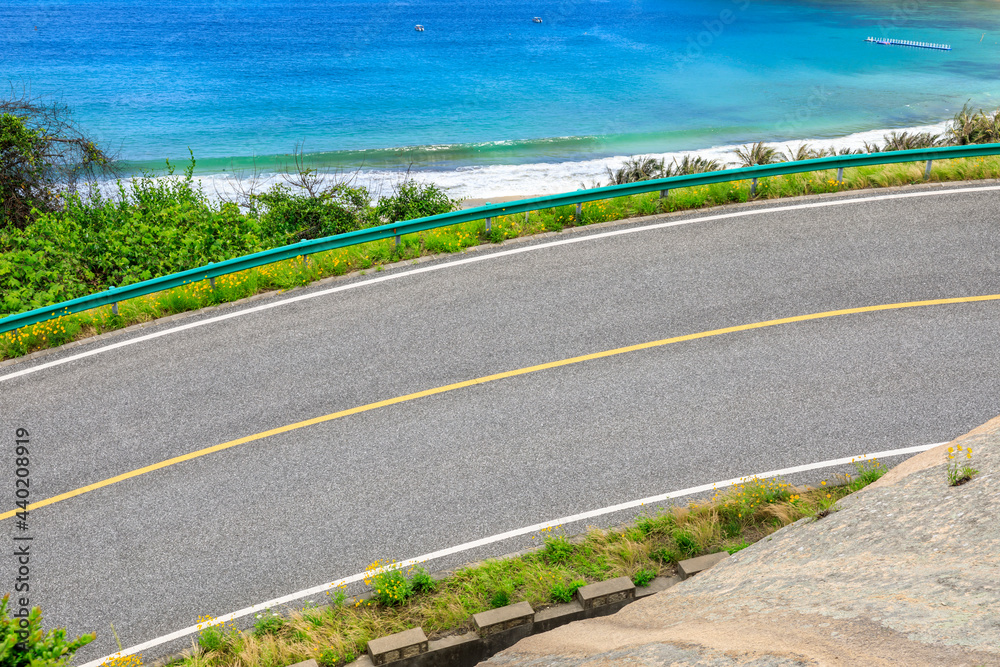 沥青公路和蓝海自然景观。高角度视角。