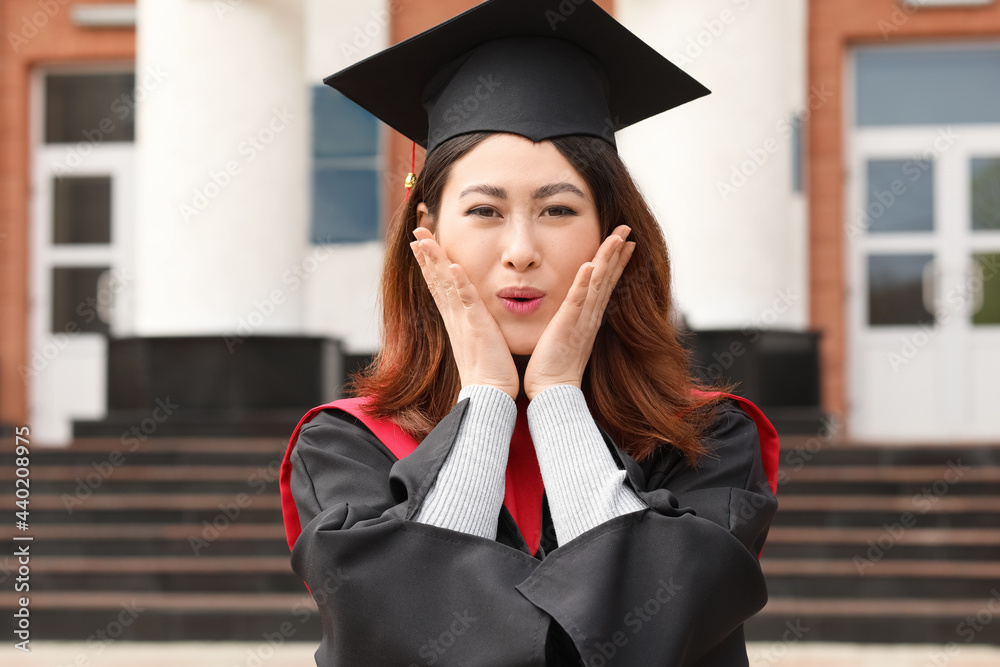 毕业当天穿着学士长袍的女学生