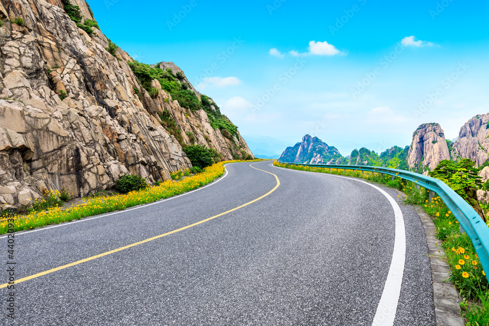 空旷的柏油路和绿色的山地自然景观。公路和山地背景。