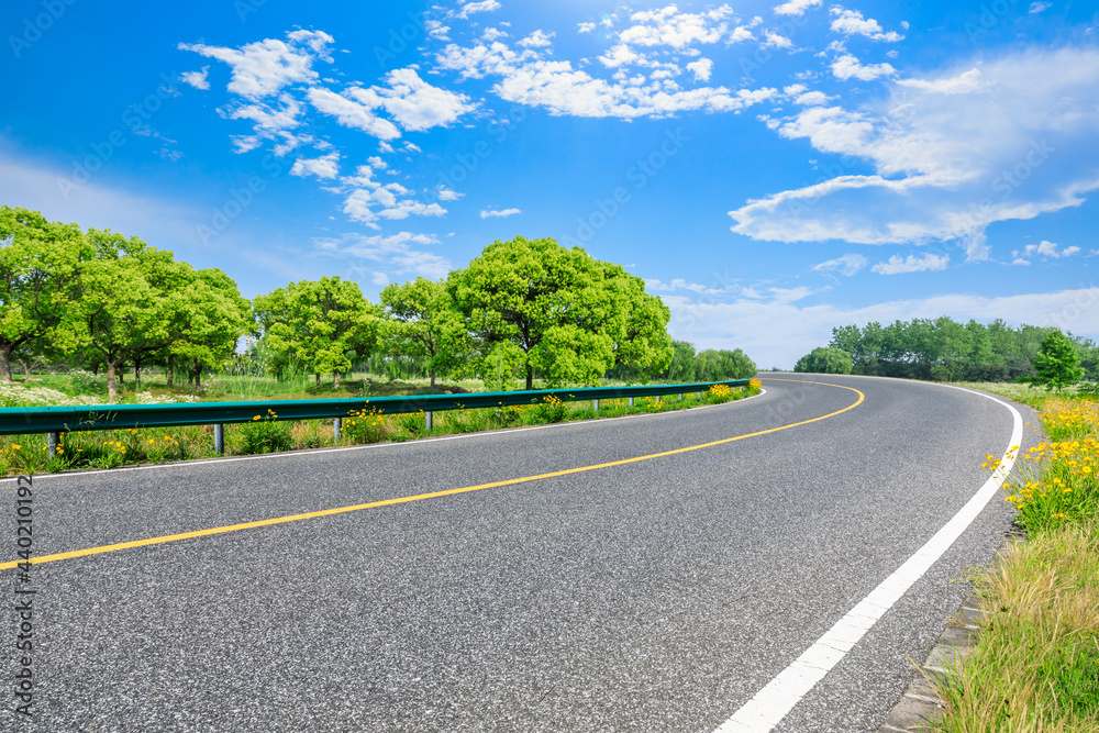 沥青路和绿色森林的自然风光。高速公路和自然背景。