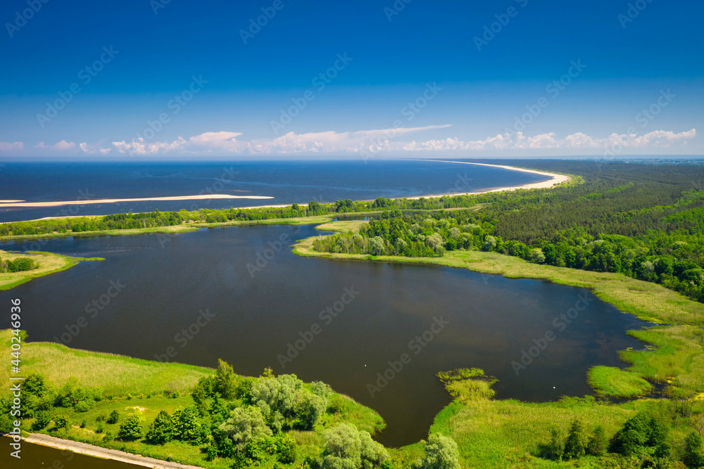 波罗的海海滩旁的湖泊美景，波兰米科斯泽沃