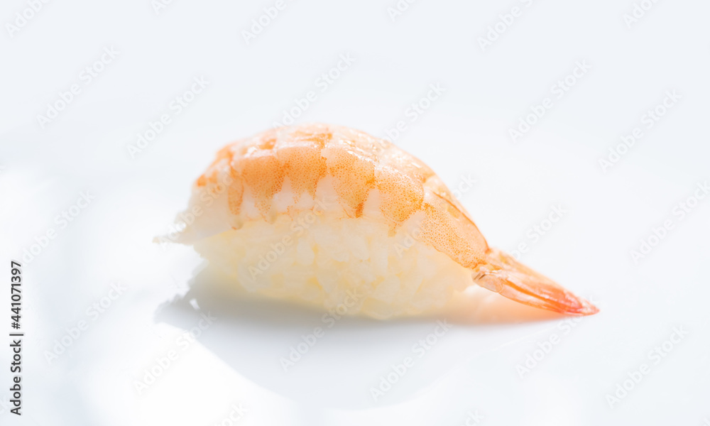 Ebi Nigiri。Ebi寿司，日本米饭上的日本虾。带wh的日本传统美食风格