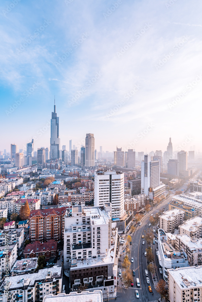 中国江苏南京紫峰大厦和城市天际线的黄昏景色