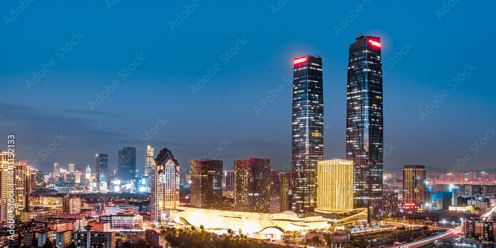 中国云南昆明双子塔和城市天际线夜景