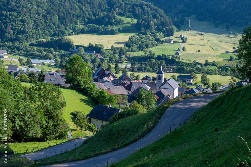 Paysage du Parc Naturel Régional des Bauges avec le village de La Compôte entouré de montagnes en Sa