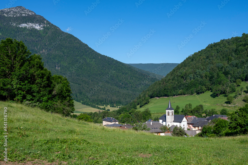 Paysage du Parc Naturel Régional des Bauges avec le village de La Compôte entouré de montagnes en Sa