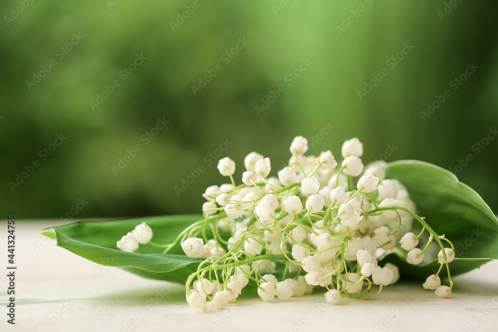 美丽的铃兰花在户外的桌子上，特写