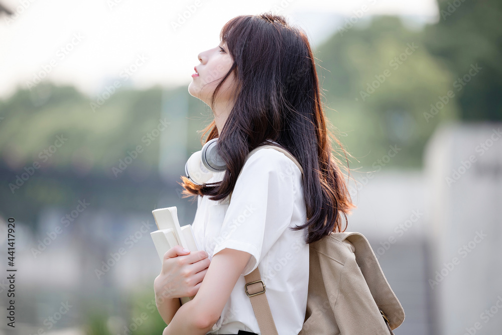 户外，漂亮的亚洲女大学生