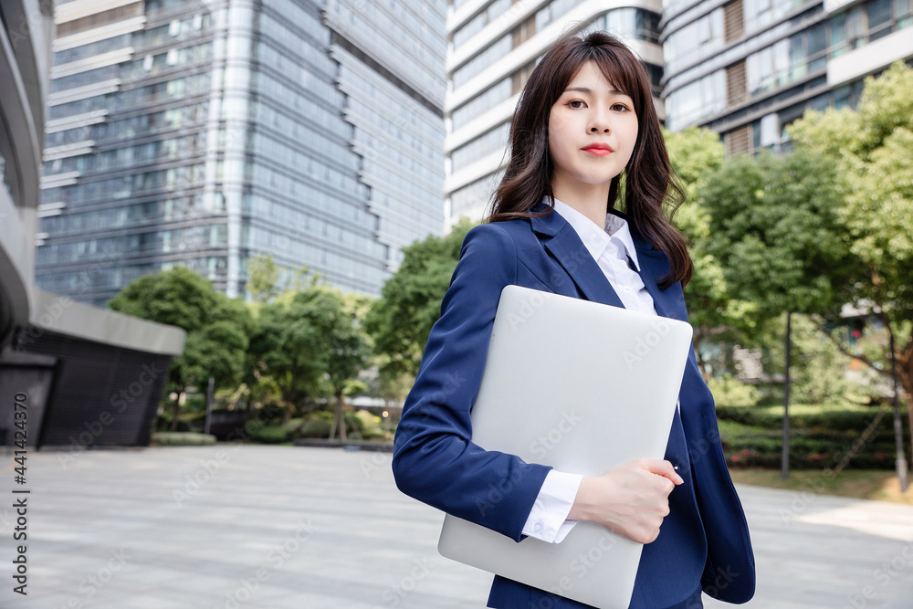 美丽的亚洲女人在户外，穿着西装