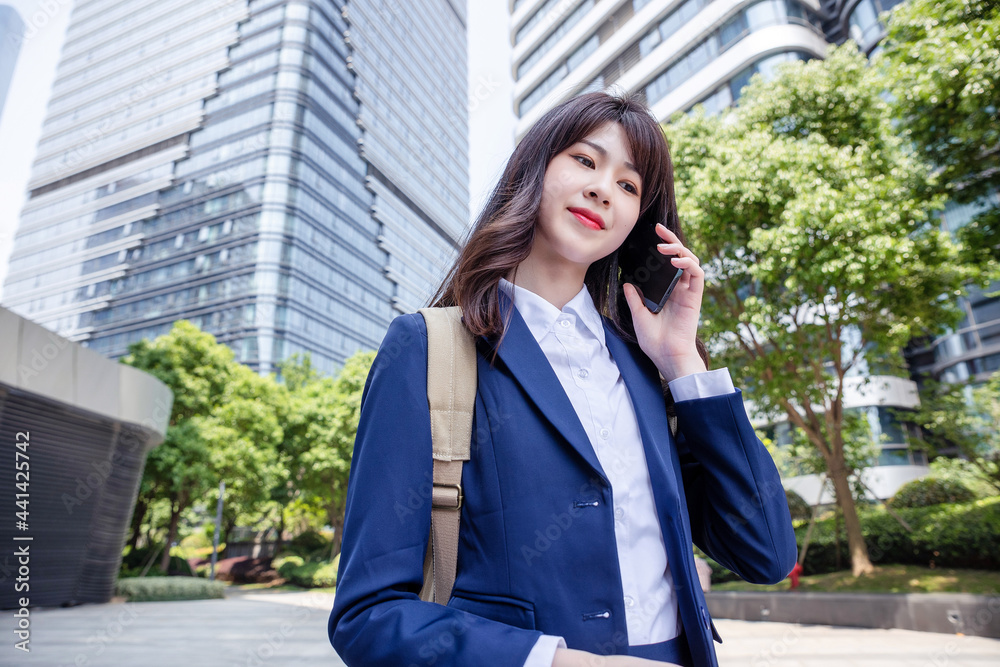 美丽的亚洲女人在户外，穿着西装