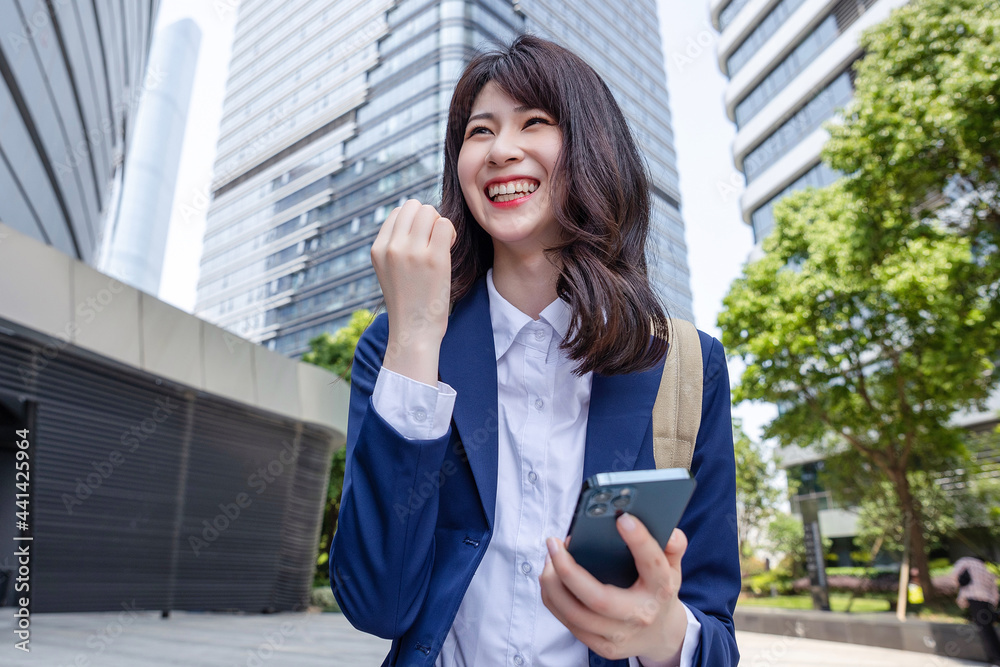 户外美丽的亚洲女人，穿着西装