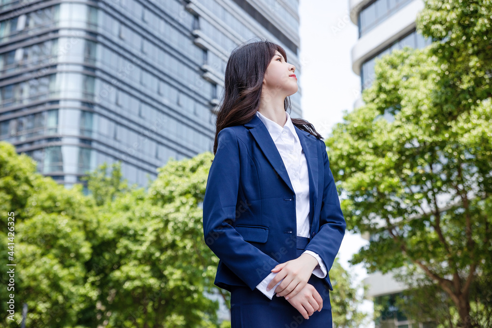 美丽的亚洲女人在户外，穿着西装