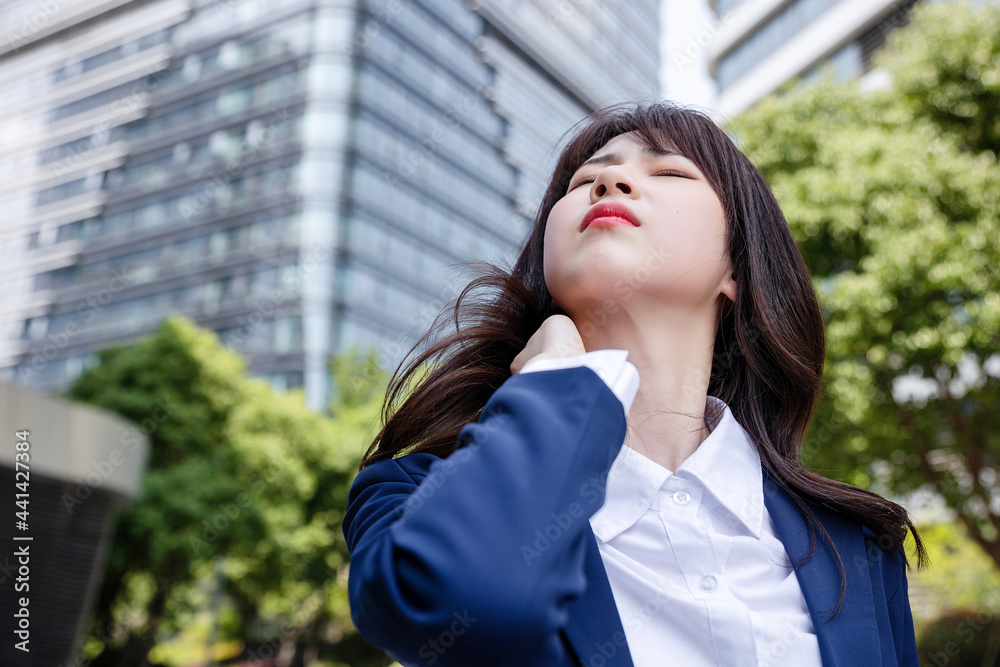 美丽的亚洲女人在户外，穿着西装