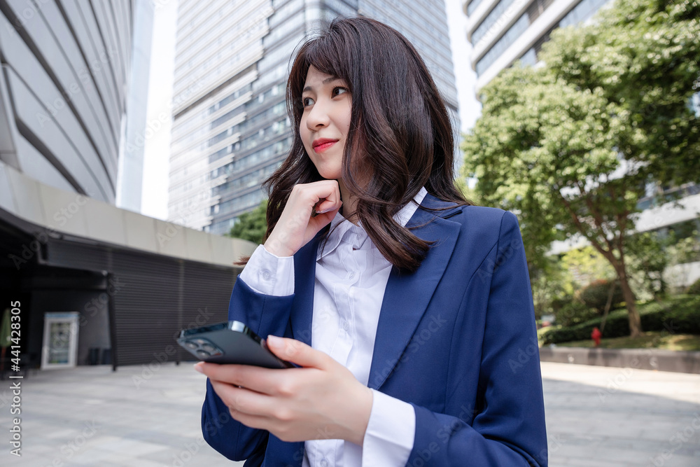 美丽的亚洲女人在户外，穿着西装