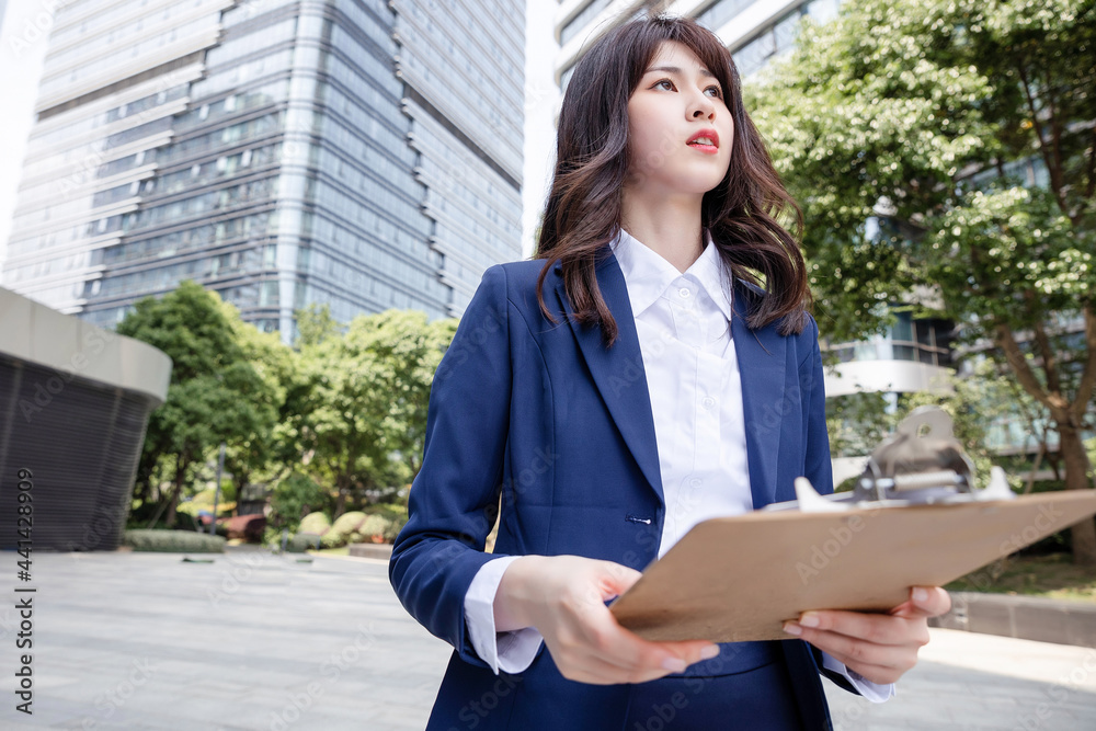 美丽的亚洲女人在户外，穿着西装