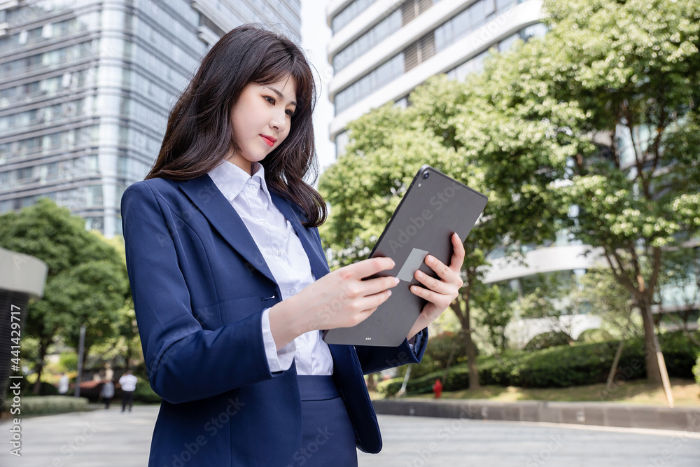 美丽的亚洲女人在户外，穿着西装