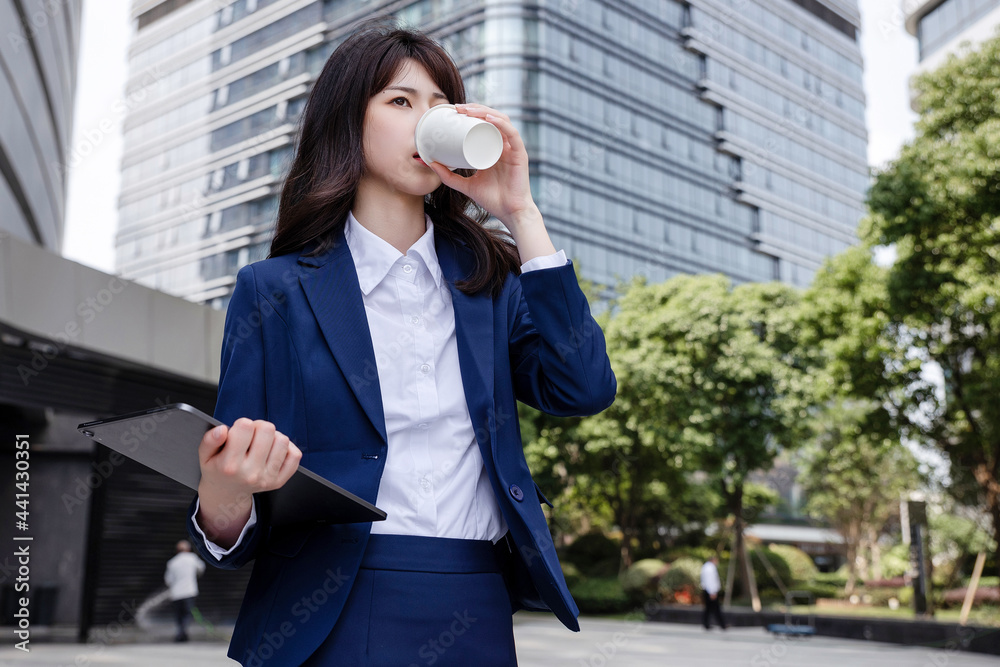 美丽的亚洲女人在户外，穿着西装