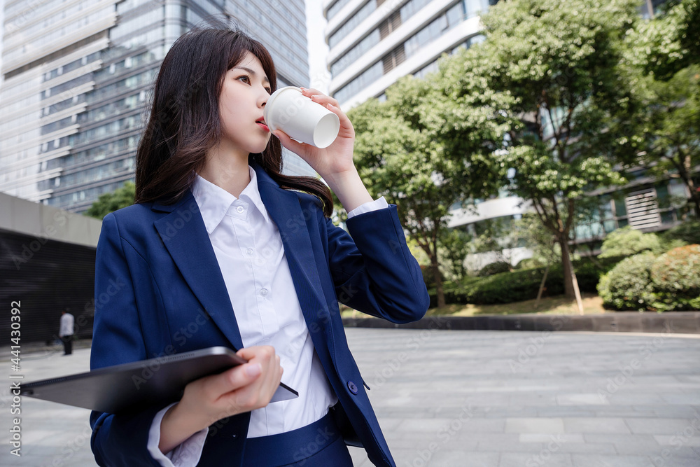 户外美丽的亚洲女人，穿着西装