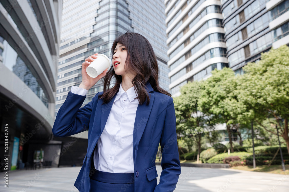 美丽的亚洲女人在户外，穿着西装