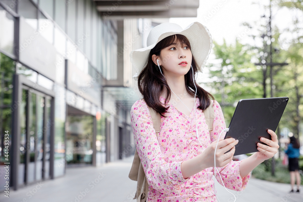 亚洲可爱女孩户外旅行