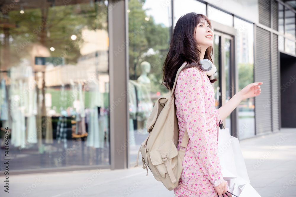 亚洲可爱女孩户外旅行