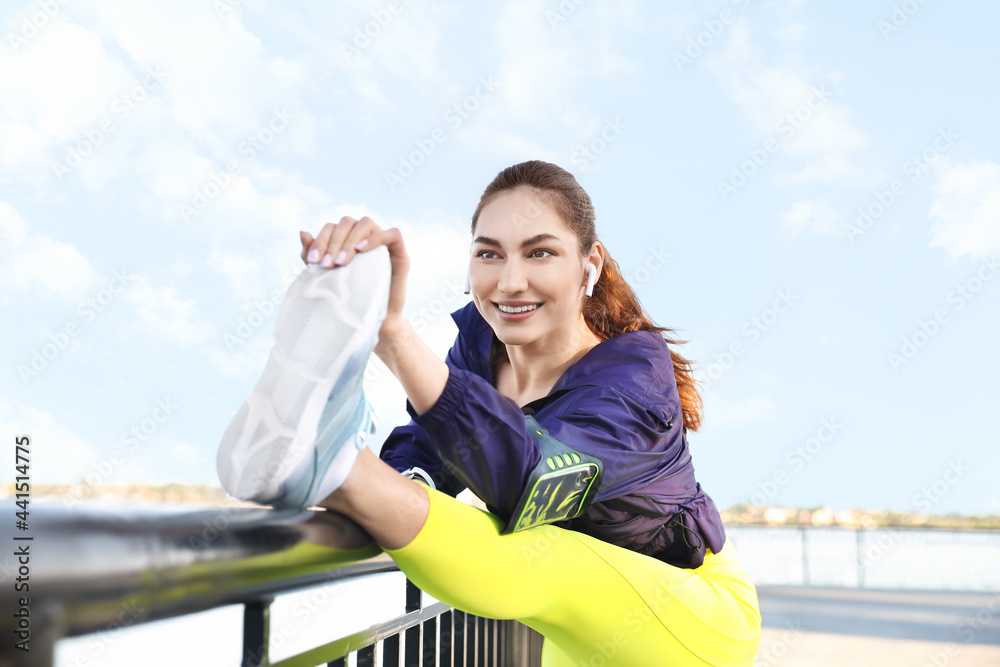 运动型年轻女子户外训练