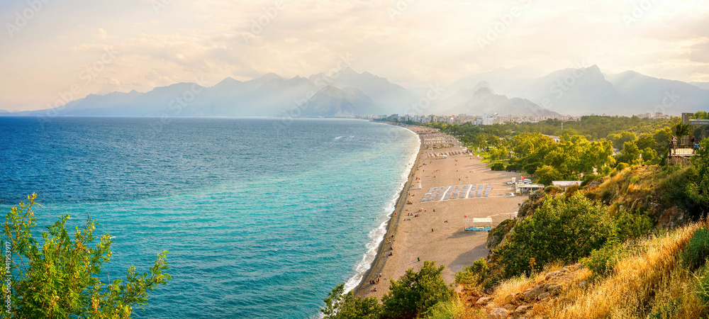 土耳其度假胜地安塔利亚美丽的海滩全景。白线冲浪将平静的绿松石分隔开来