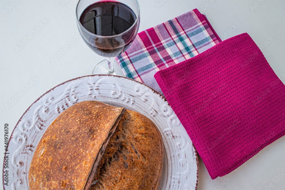 Rye crisp bread and red wine