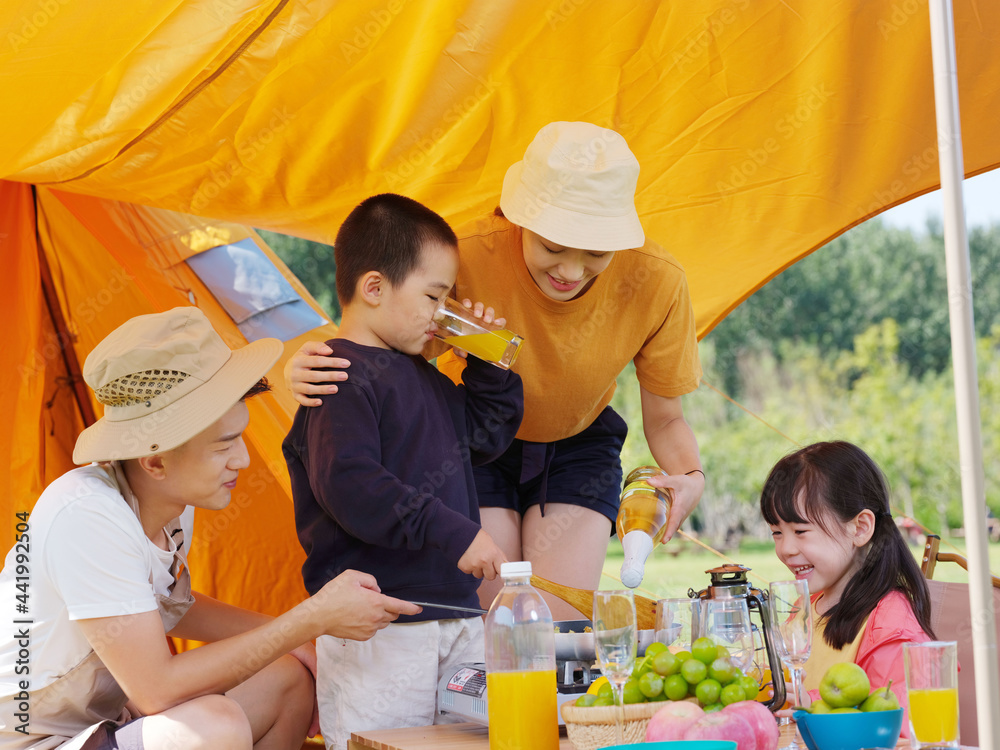 一家四口在户外野餐