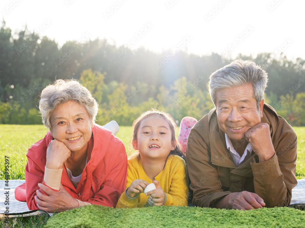 幸福的祖孙在公园合影