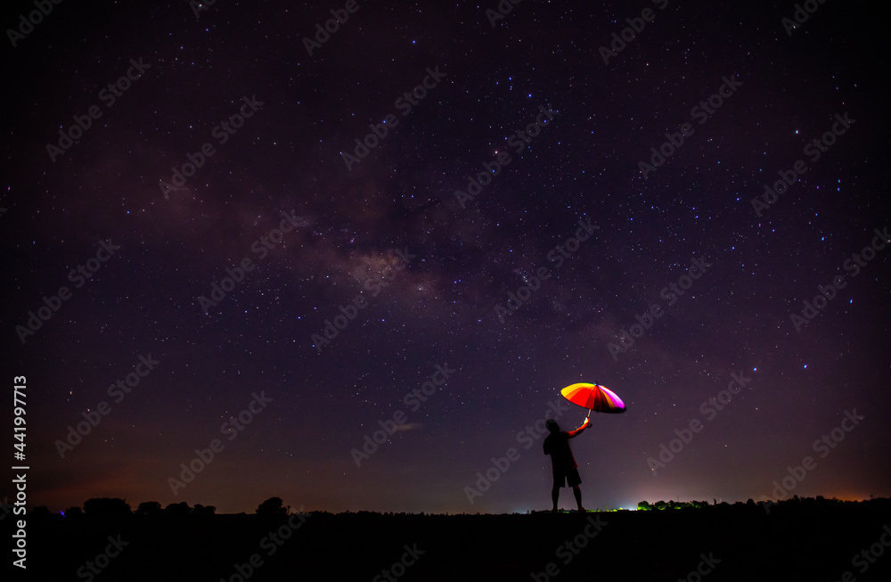 全景蓝色夜空，银河系和黑暗背景下的恒星。宇宙充满了恒星、星云和