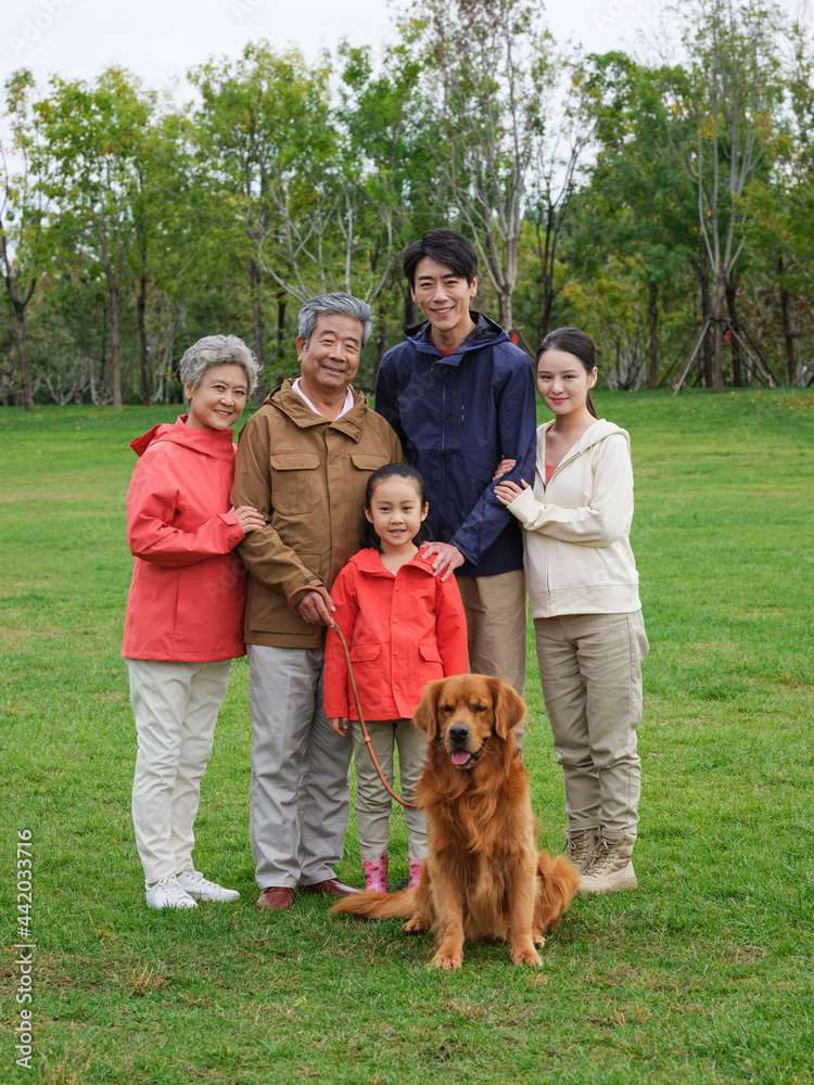 幸福的五口之家和公园里的宠物狗