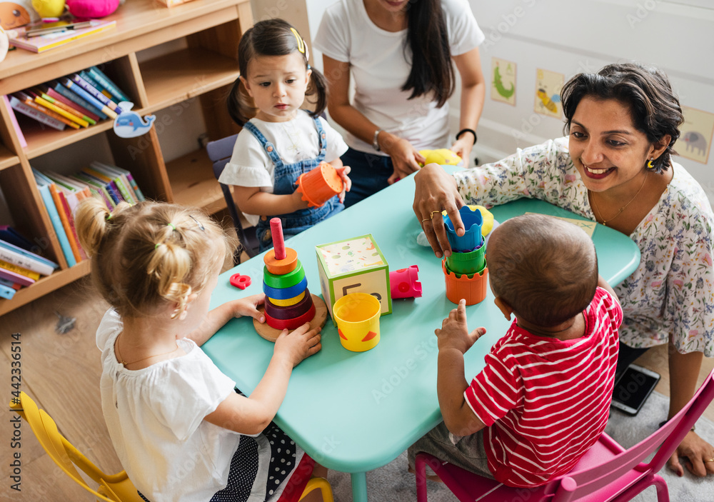 幼儿园的孩子在教室里和老师玩耍