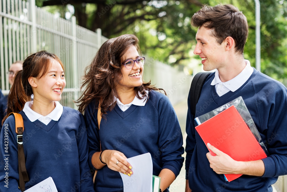 学生在放学回家的路上