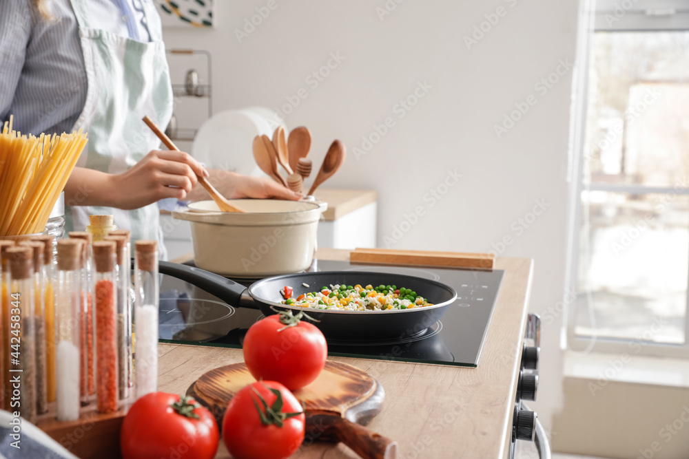 女人在厨房炉灶上做饭，特写镜头