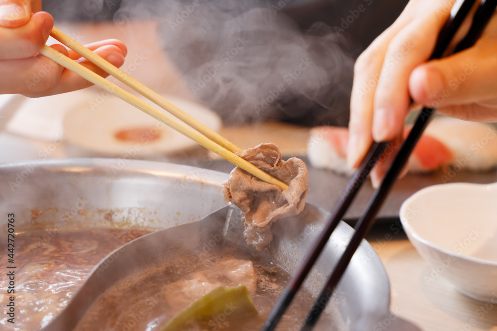 鉄鍋で作る美味しそうな肉料理