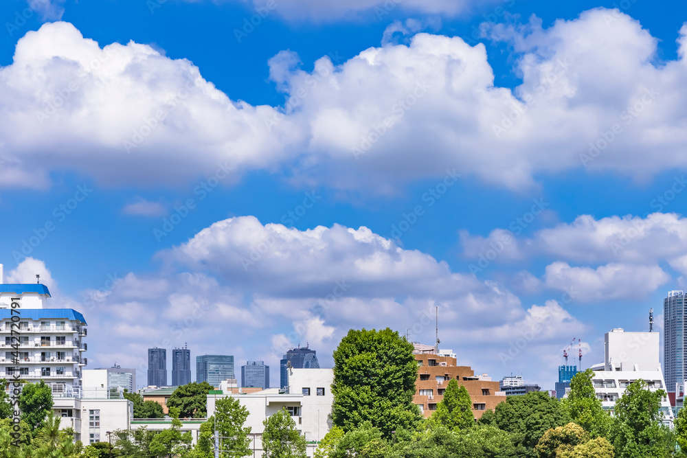 青空と雲と東京のビル