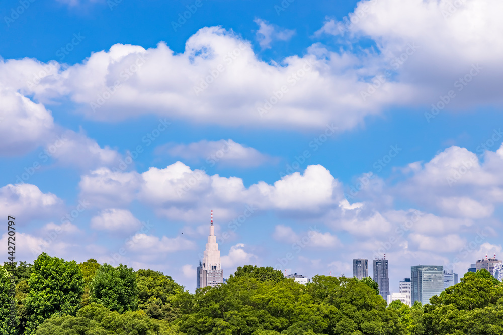 青空と雲と東京のビル