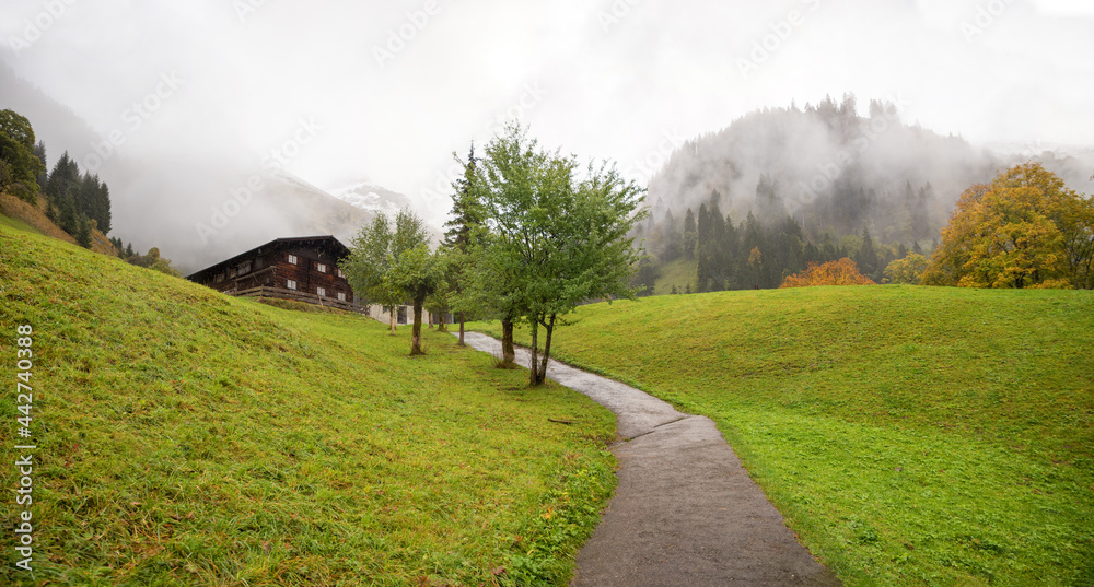 徒步旅行目的地Einodsbach，在秋天的全高景观Stillachtal的尽头