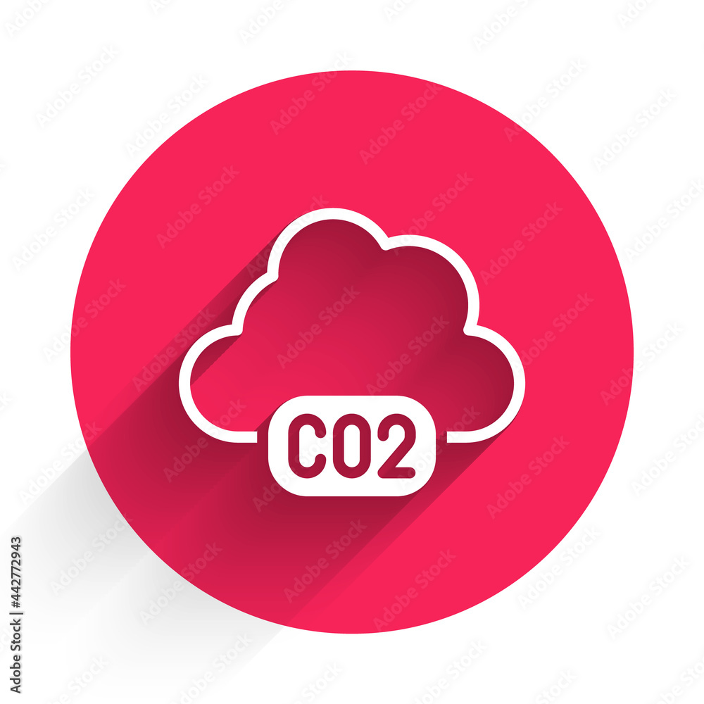 与长阴影隔离的云图标中的白色CO2排放。二氧化碳配方，烟雾污染